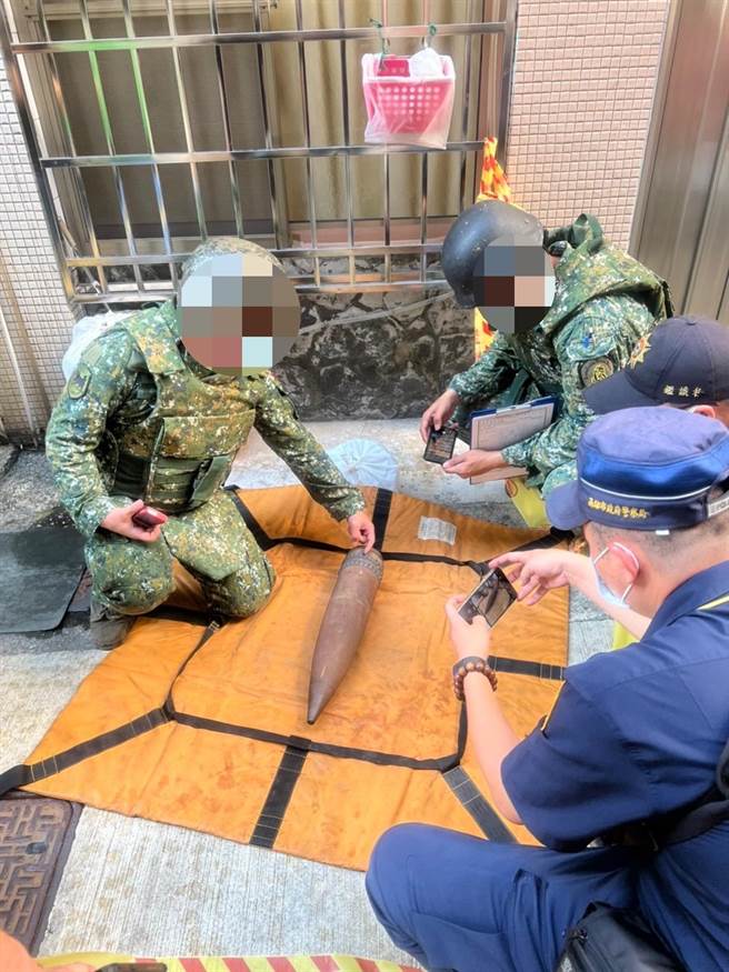 警方封鎖現場並通報軍方協助處置未爆彈。（翻攝照片／崔正綱高雄傳真）