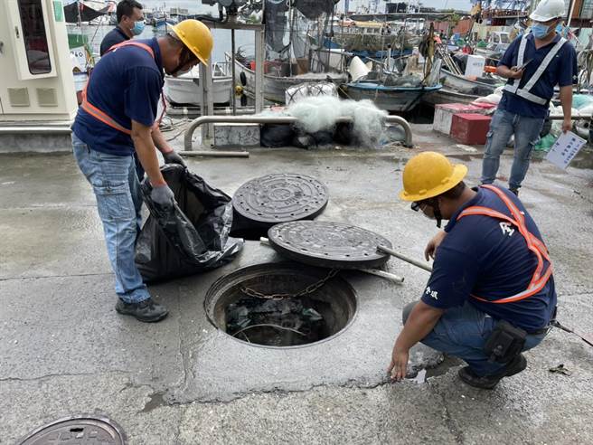 高雄市水利局于中洲二路80-8号做简易抽水站操作。（水利局提供／林瑞益高雄传真）