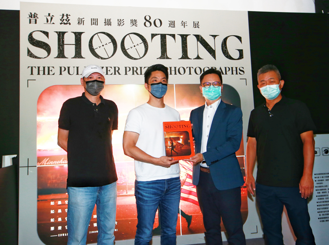 國民黨台北市長參選人蔣萬安（左2）14日前往華山藝文中心參觀「普立茲新聞攝影獎80週年展」，時藝多媒體董事長黃文德（左3）、時藝多媒體總經理林宜標（左2）等人接待。（陳信翰攝）