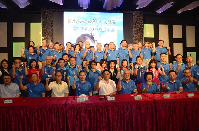 国民党桃园市长参选人张善政和黄国园党部成员合影。（赖佑维摄）