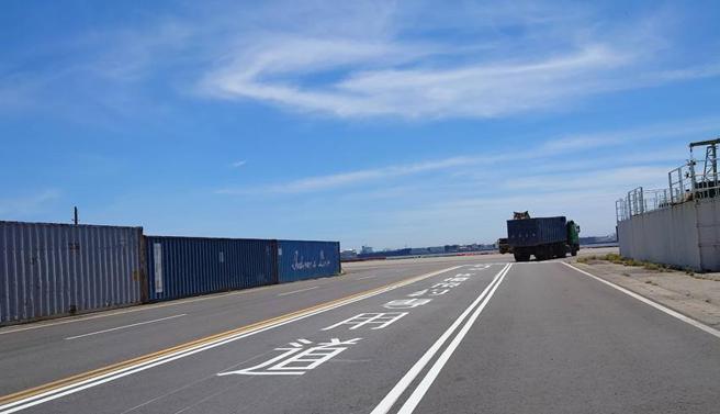 （台中港务分公司建置预约专用车道，降低壅塞、提升柜场作业效率。图／台中港提供）