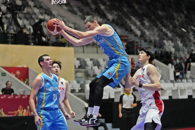 哈萨克男篮队Roman Marchuk抓下篮板球。（美联社资料照）