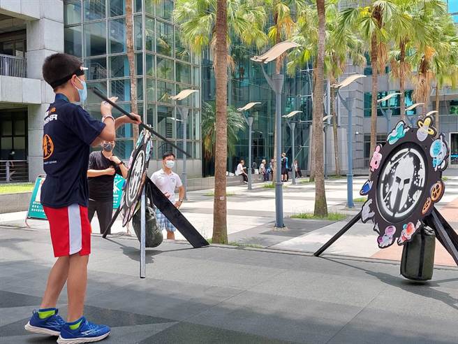 「冒险星球」与斯巴达小勇士赛合作，推出包括射箭、平衡木、攀爬在内的9道挑战关卡。（陈慰慈摄）