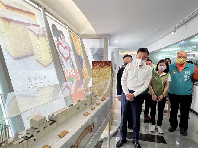 民进党桃园市长参选人林智坚14日参观金格观光工厂卡司·蒂菈乐园，讚甜点带来幸福感。(蔡依珍摄)