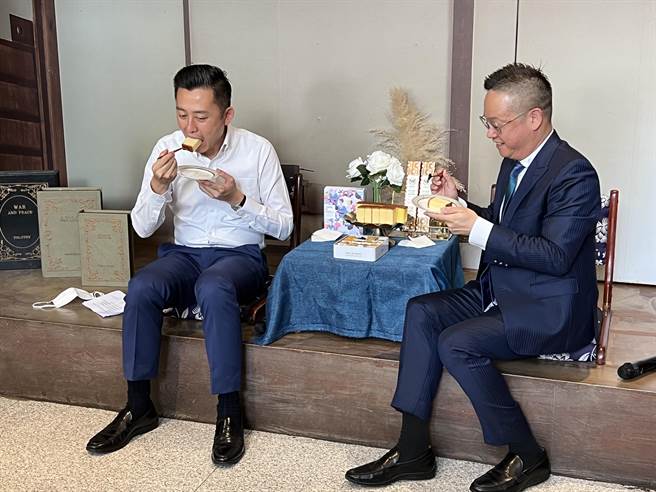 民进党桃园市长参选人林智坚14日参观金格观光工厂卡司·蒂菈乐园，讚甜点带来幸福感。(蔡依珍摄)