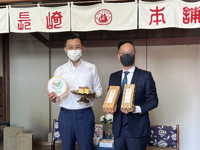 民进党桃园市长参选人林智坚14日参观金格观光工厂卡司·蒂菈乐园，讚甜点带来幸福感。(蔡依珍摄)