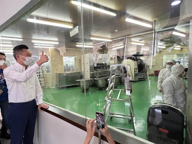 民进党桃园市长参选人林智坚14日参观金格观光工厂卡司·蒂菈乐园，讚甜点带来幸福感。(蔡依珍摄)