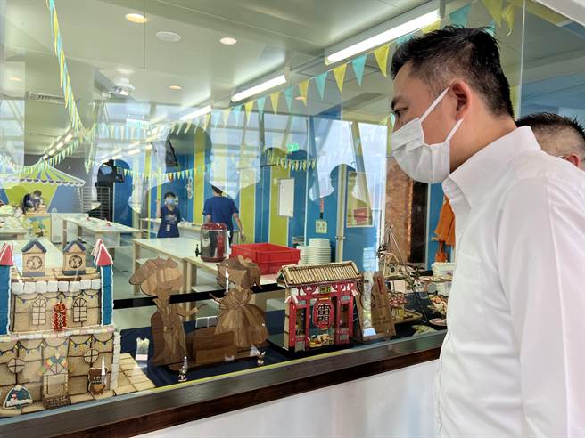 民进党桃园市长参选人林智坚14日参观金格观光工厂卡司·蒂菈乐园，讚甜点带来幸福感。(蔡依珍摄)