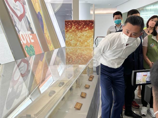 民进党桃园市长参选人林智坚14日参观金格观光工厂卡司·蒂菈乐园，讚甜点带来幸福感。(蔡依珍摄)