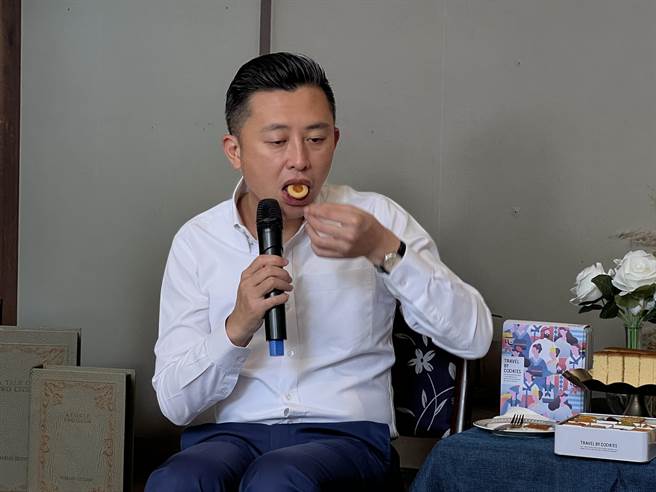 民进党桃园市长参选人林智坚14日参观金格观光工厂卡司·蒂菈乐园，讚甜点带来幸福感。(蔡依珍摄)