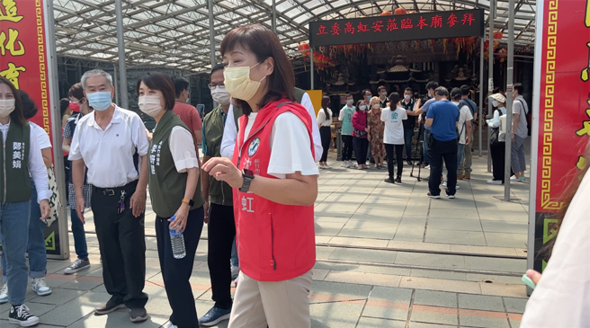 民进党新竹市长参选人沈慧虹与民眾党参选人高虹安两人昨日（13）在天公坛「巧遇」，双方无互动。（资料照／王惠慧摄）