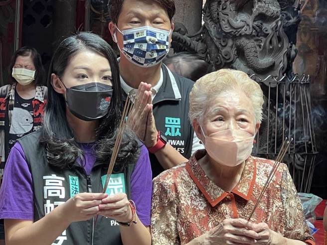 民眾党新竹市长参选人、立委高虹安与柯妈何瑞英昨日（13）也到天公坛来参拜。（资料照／王惠慧摄）