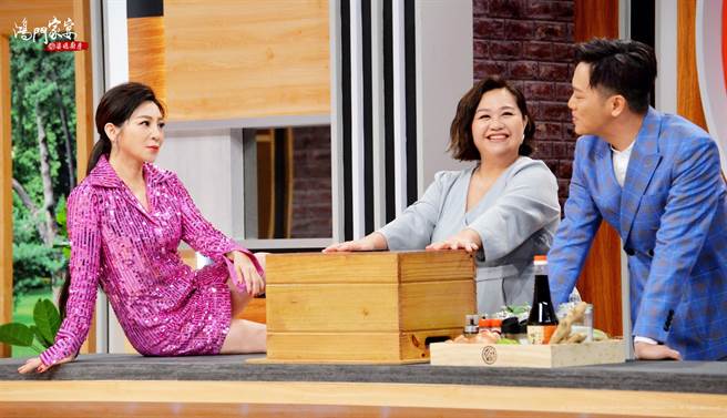 王彩樺（左）穿粉紅亮片洋裝，來勢洶洶。（衛視中文台提供）