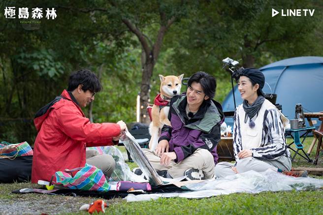 Afuri趴在陈柏霖身上抢镜。(LINE TV提供)