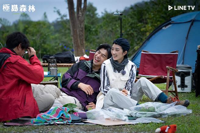 陈柏霖（左）靠在桂纶镁身上，互动自然。(LINE TV提供)