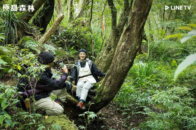 陈柏霖帮桂纶镁拍美照。(LINE TV提供)