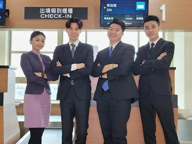 万能科大航服系左起为薛安琪、蔡易允、黄智俞、董易瀚录取新加坡樟宜机场实习地勤人员。（万能科大提供／蔡明亘桃园传真）