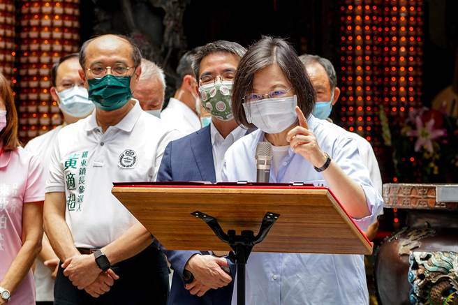 蔡英文总统与宜兰县长参选人江聪渊（中）、罗东镇长参选人黄适超（左）等人到震安宫参香，蔡英文致词时力挺江聪渊，盼江聪渊能从市长变成县长。（李忠一摄）