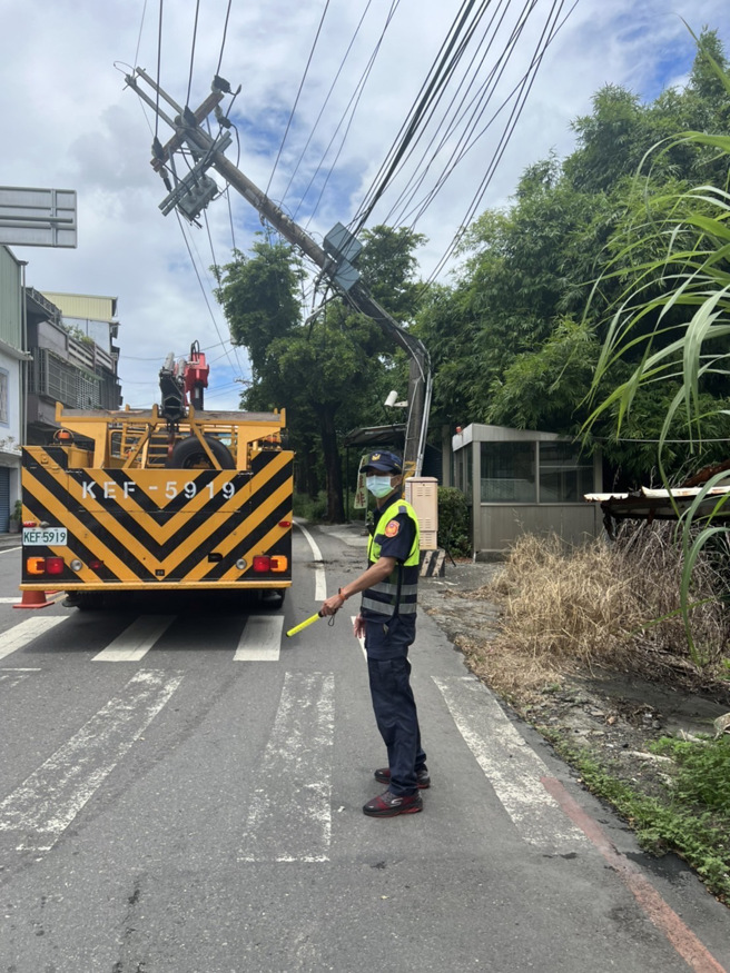 台电又背锅！拖板车撞歪电杆 高雄132户下午停电。(图/台电提供)