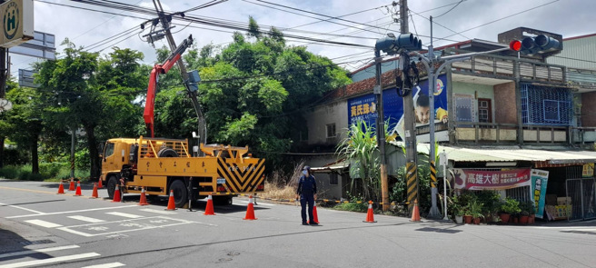 台电又背锅！拖板车撞歪电杆 高雄132户下午停电。(图/警方提供)