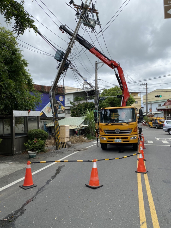 台电又背锅！拖板车撞歪电杆 高雄132户下午停电。(图/警方提供)