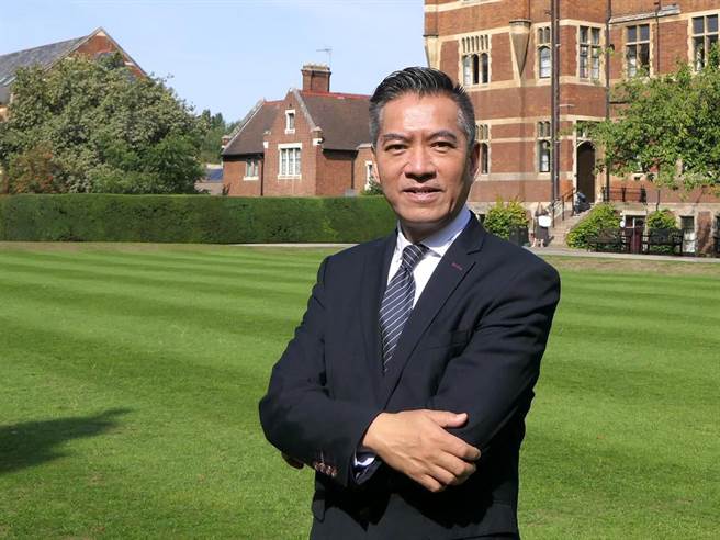 慈濟大學副教授何日生是知名媒體人，參與節目獲得金鐘獎與國際艾美獎等多項海內外獎項肯定。(何日生提供／李侑珊台北傳真)