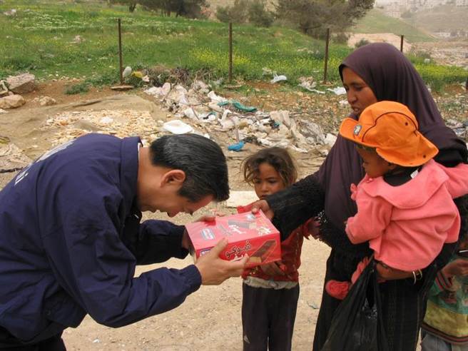 慈濟大學副教授何日生長年投入慈濟人文與慈善工作。(何日生提供／李侑珊台北傳真)