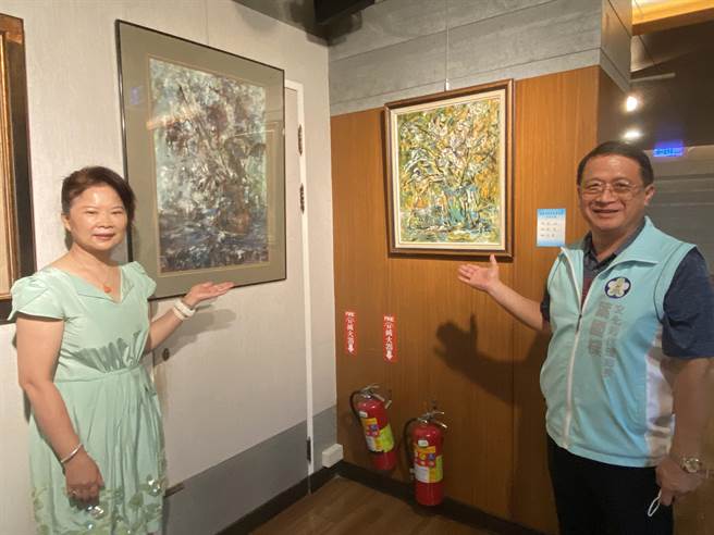 林姿吟及嘉义市文化局长叶国梁希望能帮这2幅油画找到主人。（廖素慧摄）