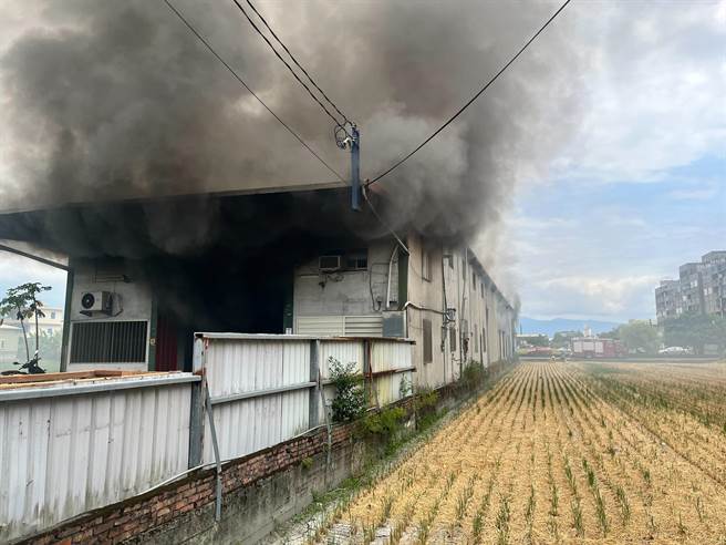 宜兰县五结乡一家建筑材料行发生火警，一名员工送医。（翻摄照片／李忠一宜兰传真）