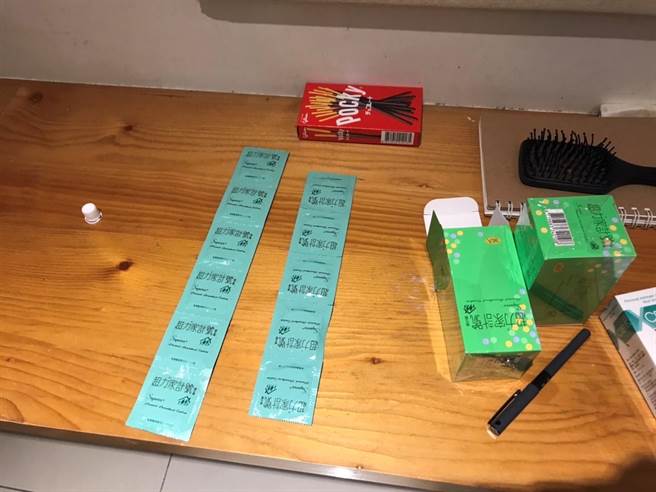 警方在房内查扣的保险套等证物。（警方提供）