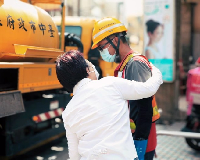 台中市市长卢秀燕搂着清洁队同仁，表达慰问之情。（图／取自卢秀燕脸书）