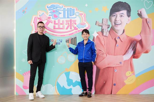 黃子佼（右）開PODCAST節目《爹地佼出來》。（《爹地佼出來》提供）