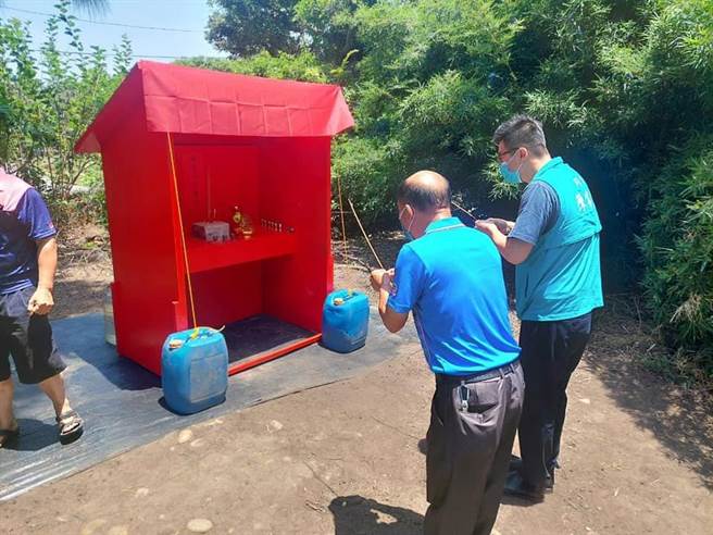 「贝壳土地公」庙日前遭撞毁，现已搭设临时红坛。（陈睿生提供／蔡明亘桃园传真）