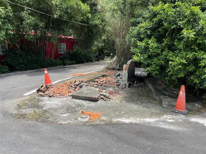 上月25日深夜，贝壳土地公遭曳引车撞毁。（警方提供／蔡明亘桃园传真）