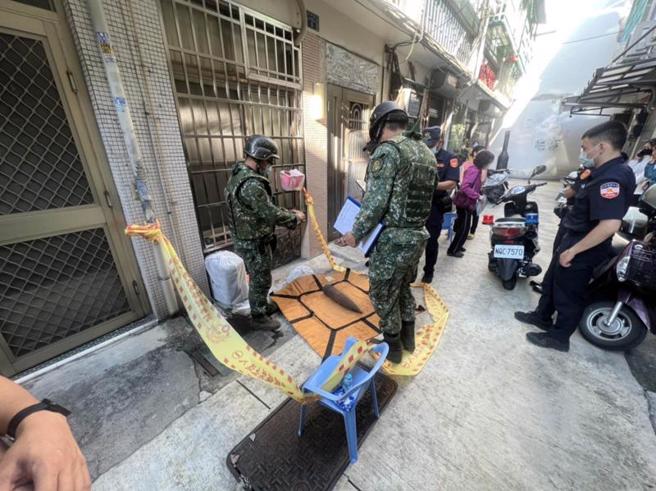 高雄袁姓妇人在家中打扫找到一颗外观锈蚀圆柱体炮弹，军方到场初判为空壳无火药、无杀伤力，目前已在袁妇同意下移运带回处置。（图/ 中央社）
