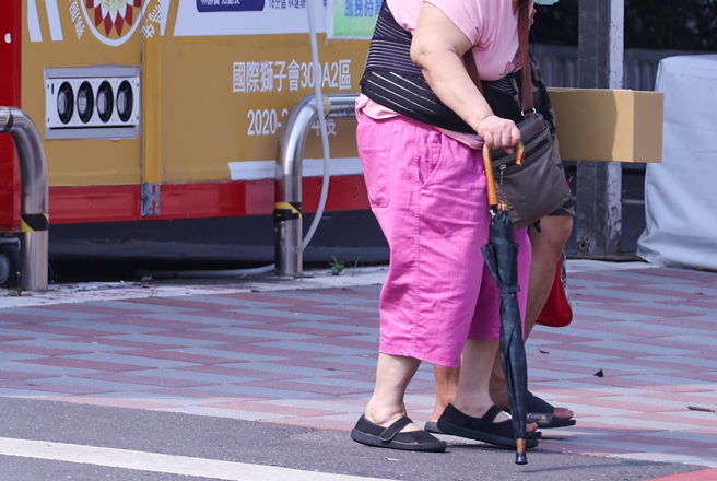 疫情尚未止歇，民眾去醫院就診的畫面。（羅永銘攝）