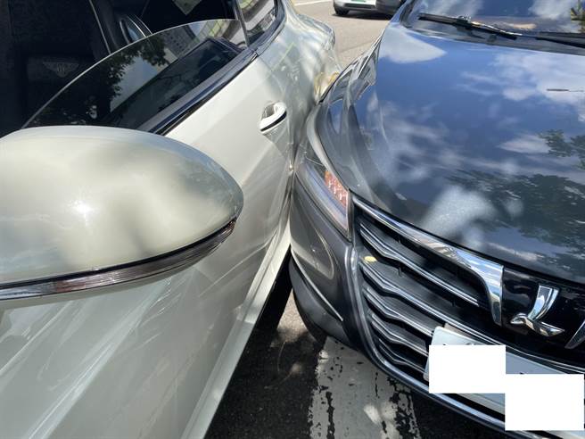 台中市谢姓命理师驾车行经台湾大道，被市价千万的宾利撞到。(民眾提供／林欣仪台中传真)