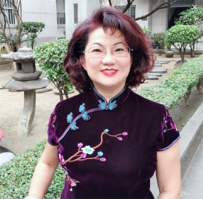 台中市谢姓命理师驾车行经台湾大道，被市价千万的宾利撞到。(民眾提供／林欣仪台中传真)