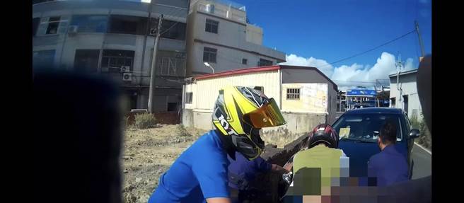 最后5人一起将车从水沟中抬出。（翻摄照片／高雄洪靖宜传真）