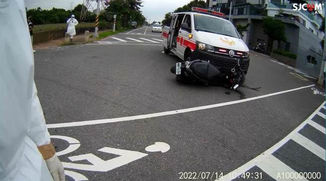 救護車載確診母女送醫途中與機車擦撞。（民眾提供／廖素慧嘉市傳真）