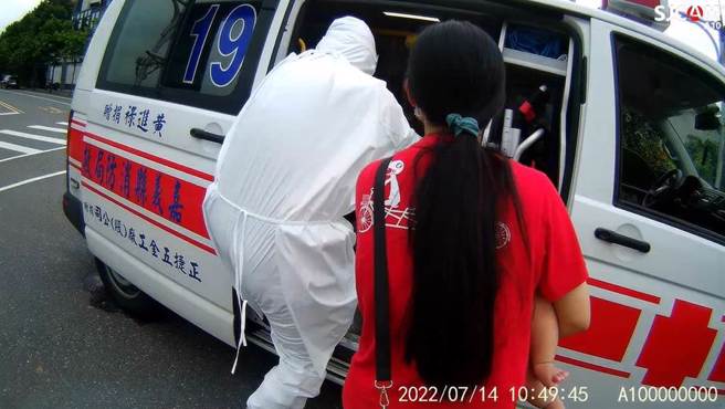 嘉義市消防局救護車趕到現場支援載送確診母女就醫。（民眾提供／廖素慧嘉市傳真）