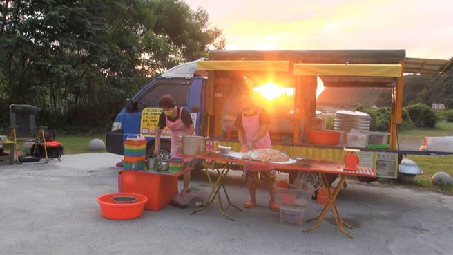 連續第8年環島製作愛心手工饅頭的夫婦林波和靳寶儀，今年首站抵達台東。（部東醫院提供／蔡旻妤台東傳真）