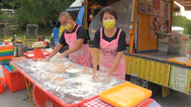 連續第8年環島製作愛心手工饅頭的夫婦林波和靳寶儀，今年首站抵達台東。（部東醫院提供／蔡旻妤台東傳真）