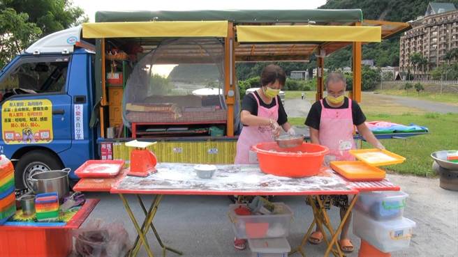連續第8年環島製作愛心手工饅頭的夫婦林波和靳寶儀，今年首站抵達台東。（部東醫院提供／蔡旻妤台東傳真）