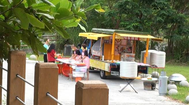 連續第8年環島製作愛心手工饅頭的夫婦林波和靳寶儀，今年首站抵達台東。（部東醫院提供／蔡旻妤台東傳真）