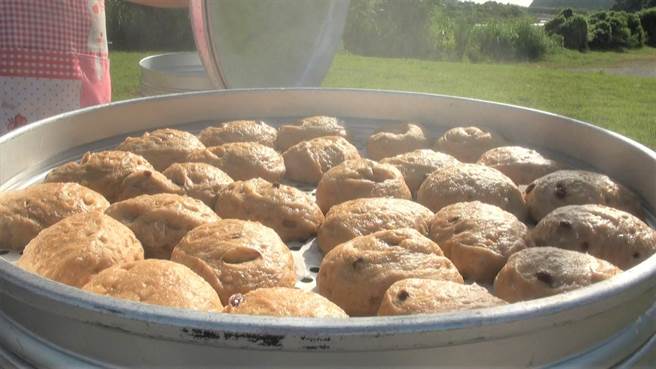 連續第8年環島製作愛心手工饅頭的夫婦林波和靳寶儀，今年首站抵達台東。（部東醫院提供／蔡旻妤台東傳真）