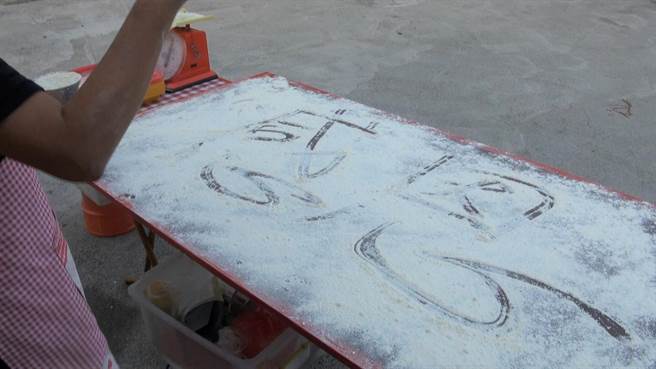 連續第8年環島製作愛心手工饅頭的夫婦林波和靳寶儀，今年首站抵達台東。（部東醫院提供／蔡旻妤台東傳真）