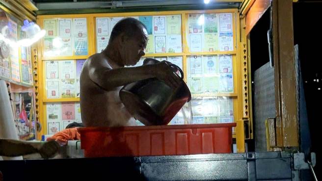 連續第8年環島製作愛心手工饅頭的夫婦林波和靳寶儀，今年首站抵達台東。（部東醫院提供／蔡旻妤台東傳真）