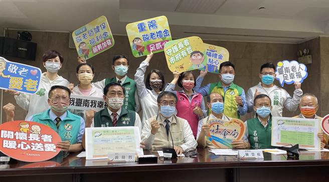 黃偉哲今天宣布明年將分齡加碼長者健保福利金。（曹婷婷攝）