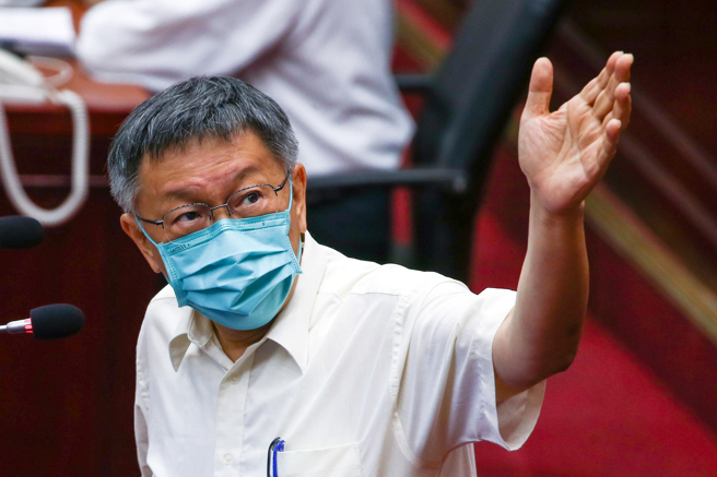 台北市長柯文哲14日進行任內最後一次施政報告。對於柯文哲的施政表現，根據一份媒體最新民調顯示，有49.8%的市民感到滿意，但有46.7%的市民感到不滿意，顯示台北市民對市長柯文哲的施政評價兩極，對於柯文哲在今年4月本土疫情大爆發後的表現，有57.6%的台北市民表示滿意，另有39.7%台北市民表示不滿意。（鄧博仁攝）